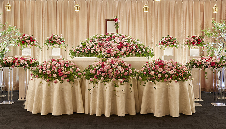 花祭壇 葬儀における花祭壇の意味とデザインに関して 葬儀 葬式 家族葬なら日比谷花壇のお葬式