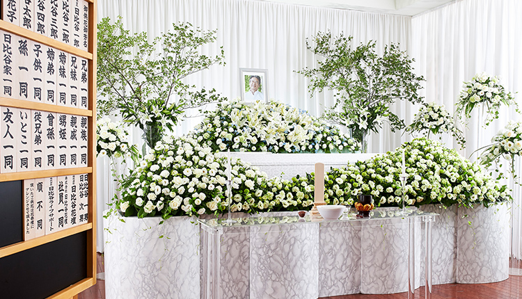 花祭壇 仏教の花祭壇の特徴や注意するべきポイント 葬儀 葬式 家族葬なら日比谷花壇のお葬式