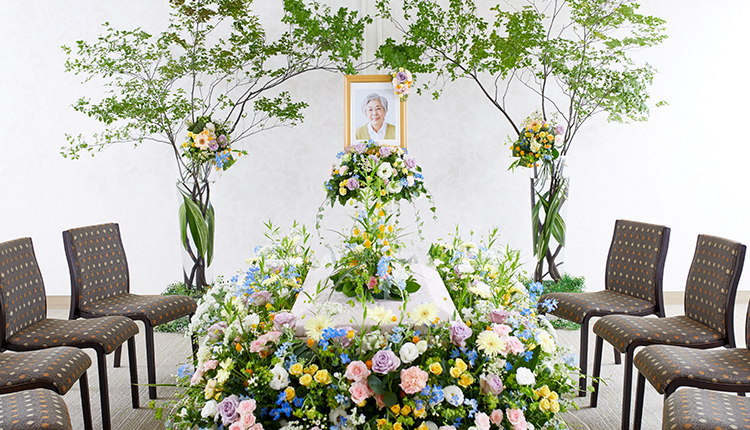 花祭壇 無宗教の花祭壇の特徴や注意するべきポイント 葬儀 葬式 家族葬なら日比谷花壇のお葬式