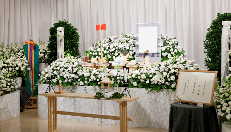 花祭壇 神式の花祭壇の特徴や注意するべきポイント 葬儀 葬式 家族葬なら日比谷花壇のお葬式